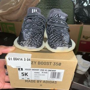 infant yeezy ‘carbon’